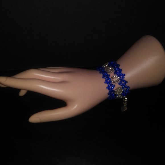 Handmade bracelet with beads in blue and white tones. - Picture 3 of 11